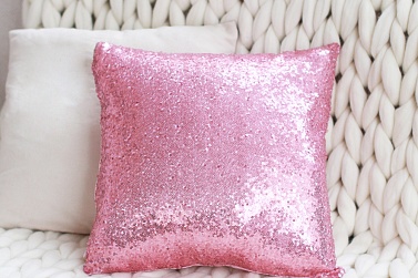 Наволочка на подушку с пайетками, розовая