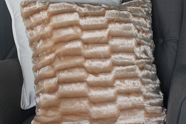 Подушка из искусственного меха беж (-15%)