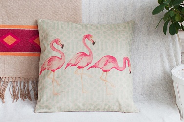 Подушка с тремя фламинго