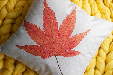 Наволочка на подушку с оранжевым листом