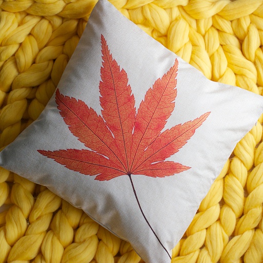 Наволочка на подушку с оранжевым листом