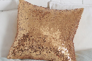 Подушка с золотыми пайетками