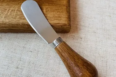 Нож для масла с деревянной ручкой