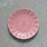 Розовая тарелка с узором
