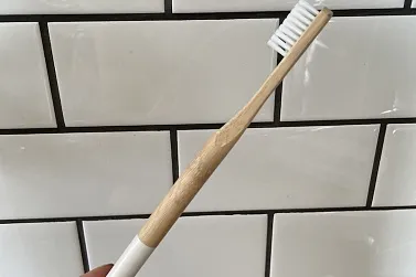 Зубная щетка из бамбука белая